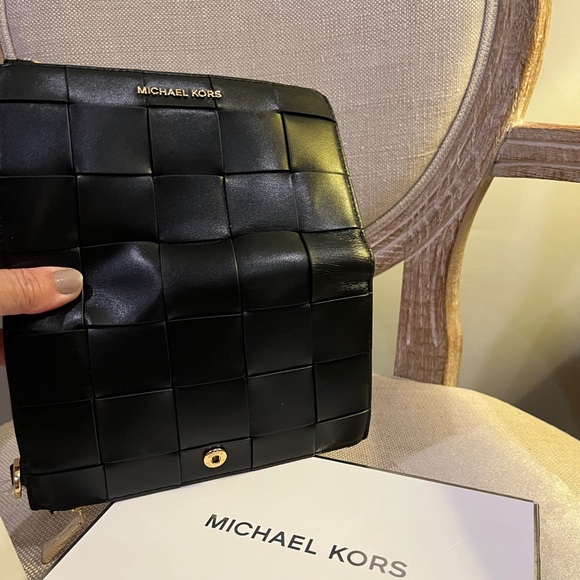 MICHAEL KORS WALLET 
Real leather 
New with tag and box - Picture 1 of 10